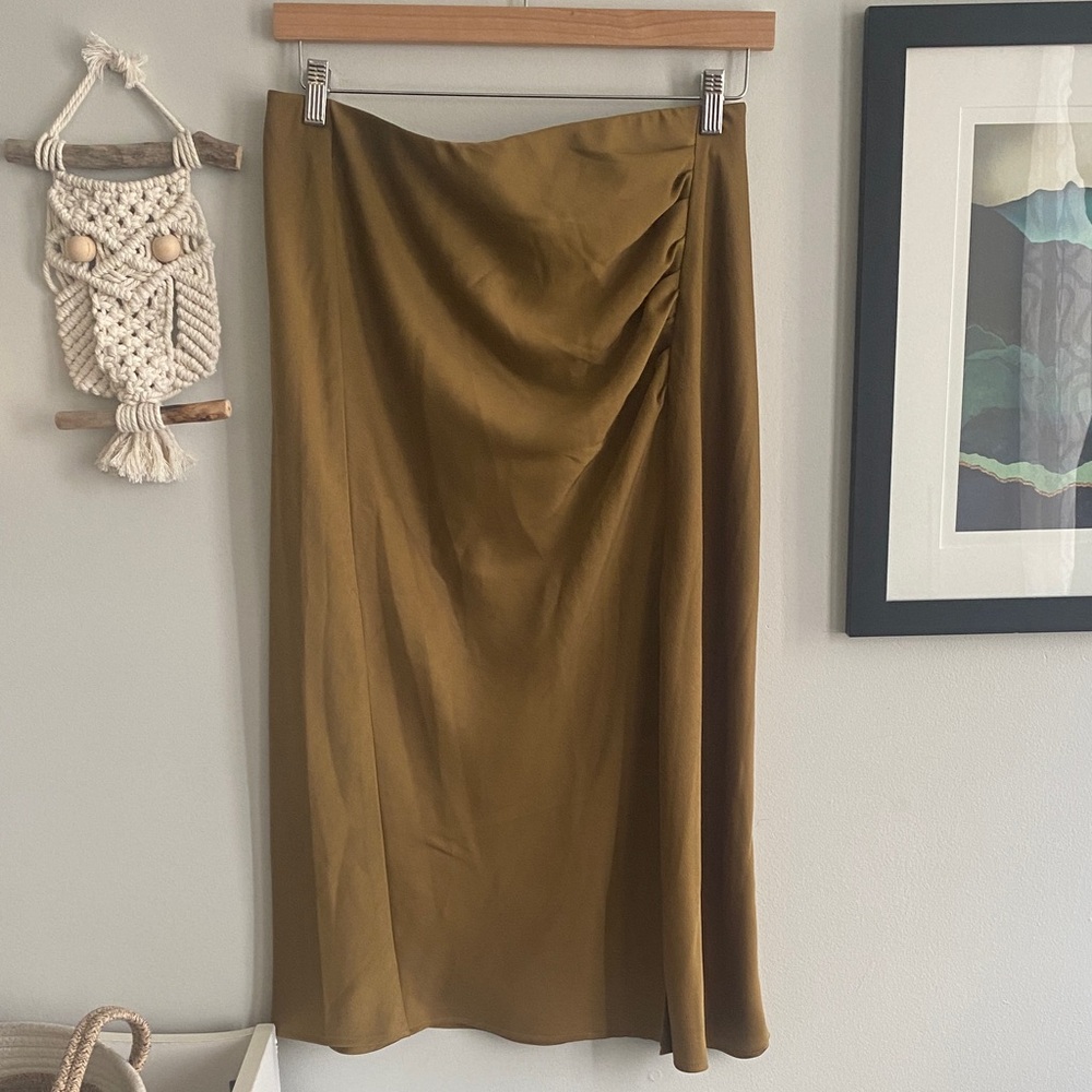 [L] Green-Bronze Silky Ruched Front Midi Skirt